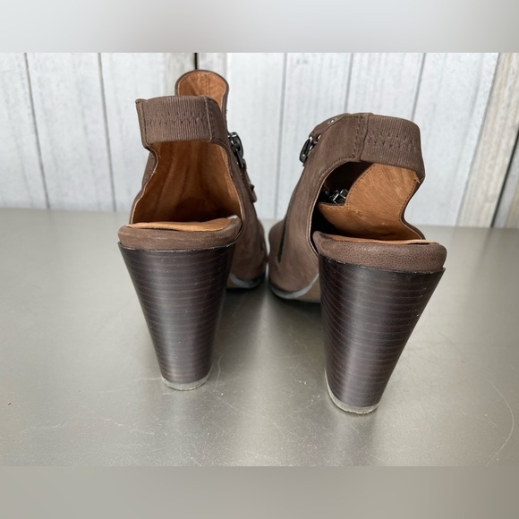 Gentle Souls Womens 8.5 Brown Comfort Block Peep Toe Heels Sandals - Picture 7 of 7